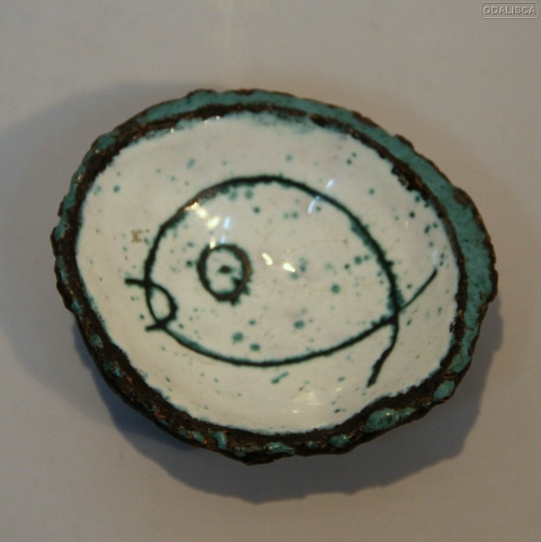 En cerámica decorada a mano.
Marcas en la base.